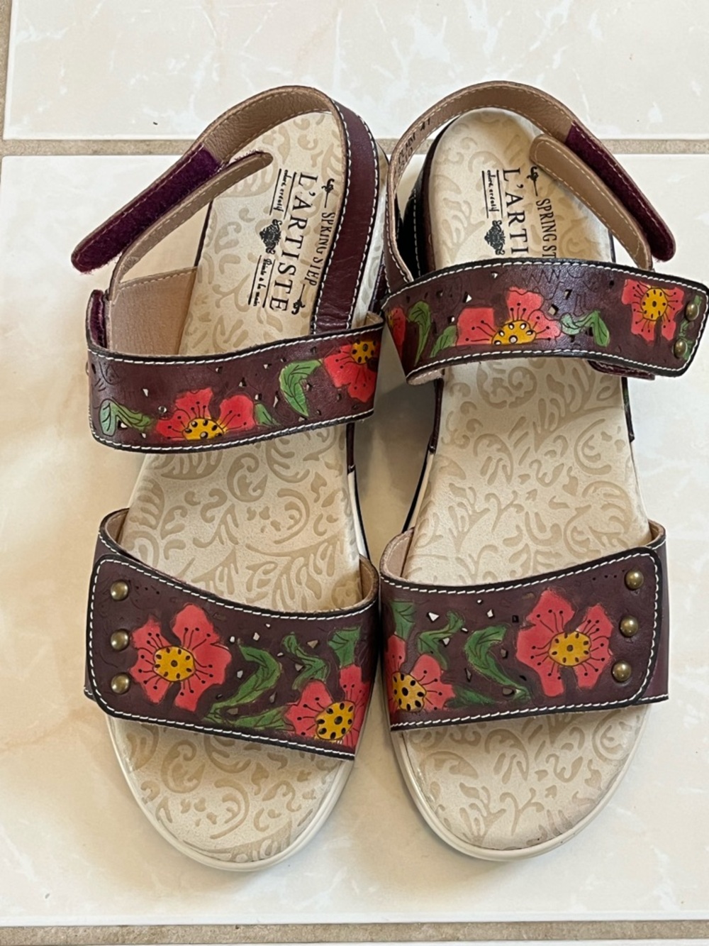 L'ATISTE Leather Sandals with pink  Floral Accents